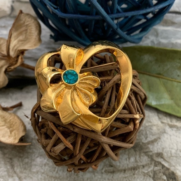 Vintage 1992 Avon May Simulated Emerald Pick Your Birthstone Heart Brooch Pin - Picture 4 of 5